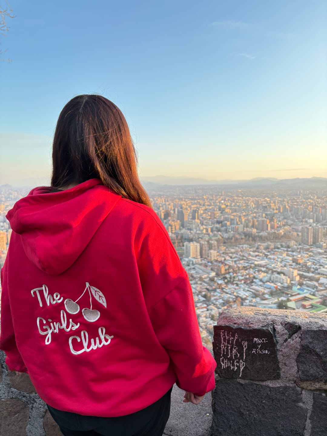 Customer photo review of POLERÓN HOODIE ROJO - OVERSIZE CON GORRO LOGO Y ESPALDA BORDADO