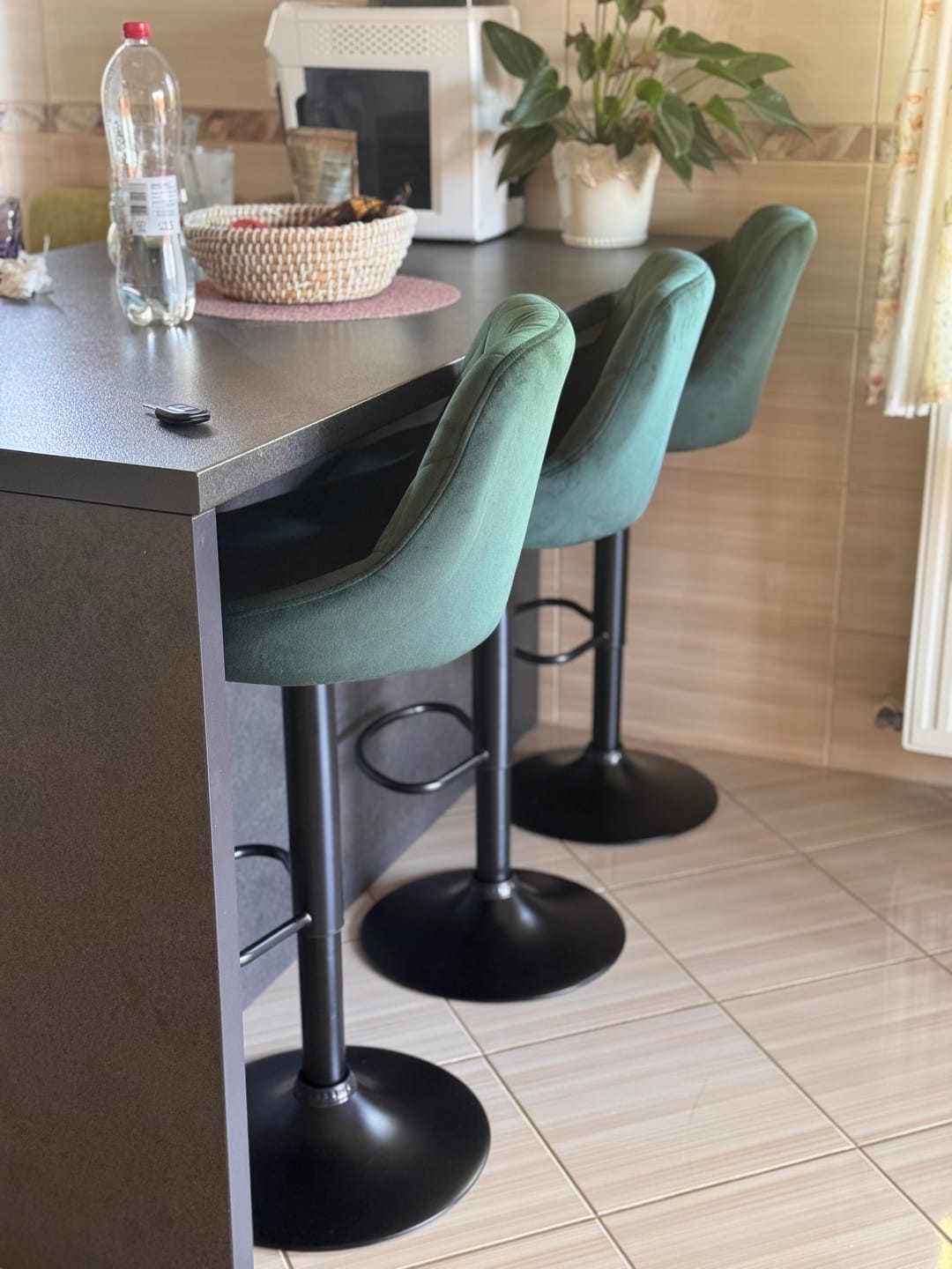 Customer photo review of Scaun de bar rotativ H101, verde inchis/negru, stofa catifelata/metal, 47x45x84/106 cm