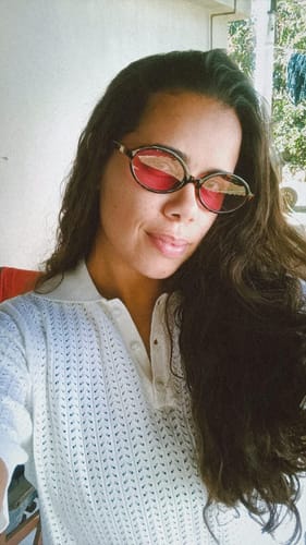 Customer's Óculos de Sol Barra, de armação arredondada e lentes avermelhadas, sendo usados por uma pessoa.