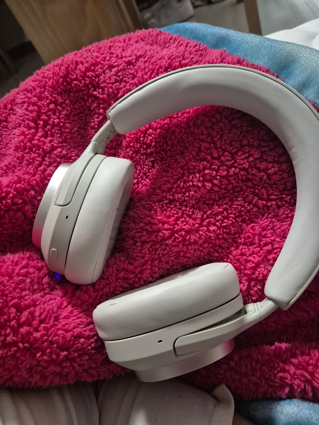 Customer photo review of Audifonos Inalambricos On Ear One STF 14hrs Uso Blanco