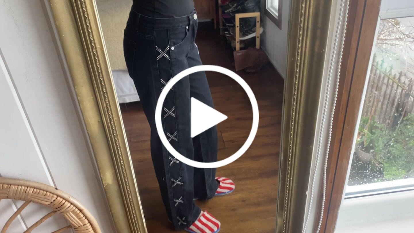 Customer video review of Pantalón Franja Lateral Tachas Black