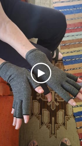 Customer video review of Félujjas Kompressziós Arthiritis Kesztyű