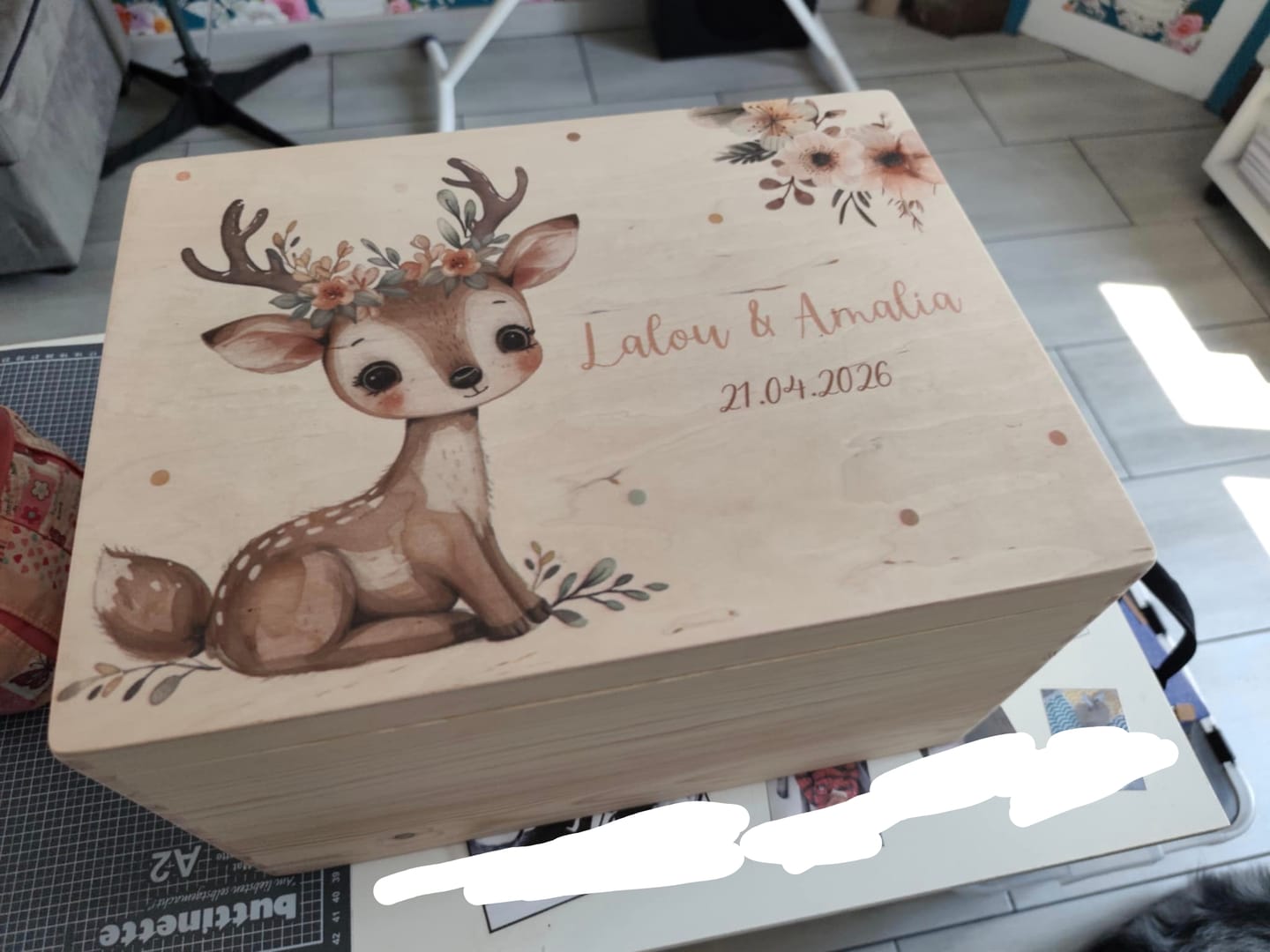 Customer photo review of Boîte à souvenirs bébé personnalisée – Faon couronne de fleurs