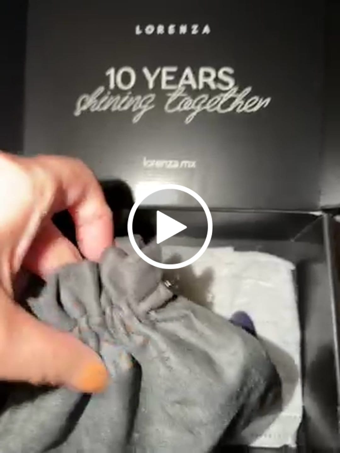 Customer video review of Choker Rigido Dije Zirconia Gota