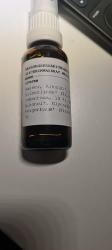 Kundenfoto der Traumfänger Tropfen Flasche mit Fokus auf das Etikett mit Inhaltsangaben.
