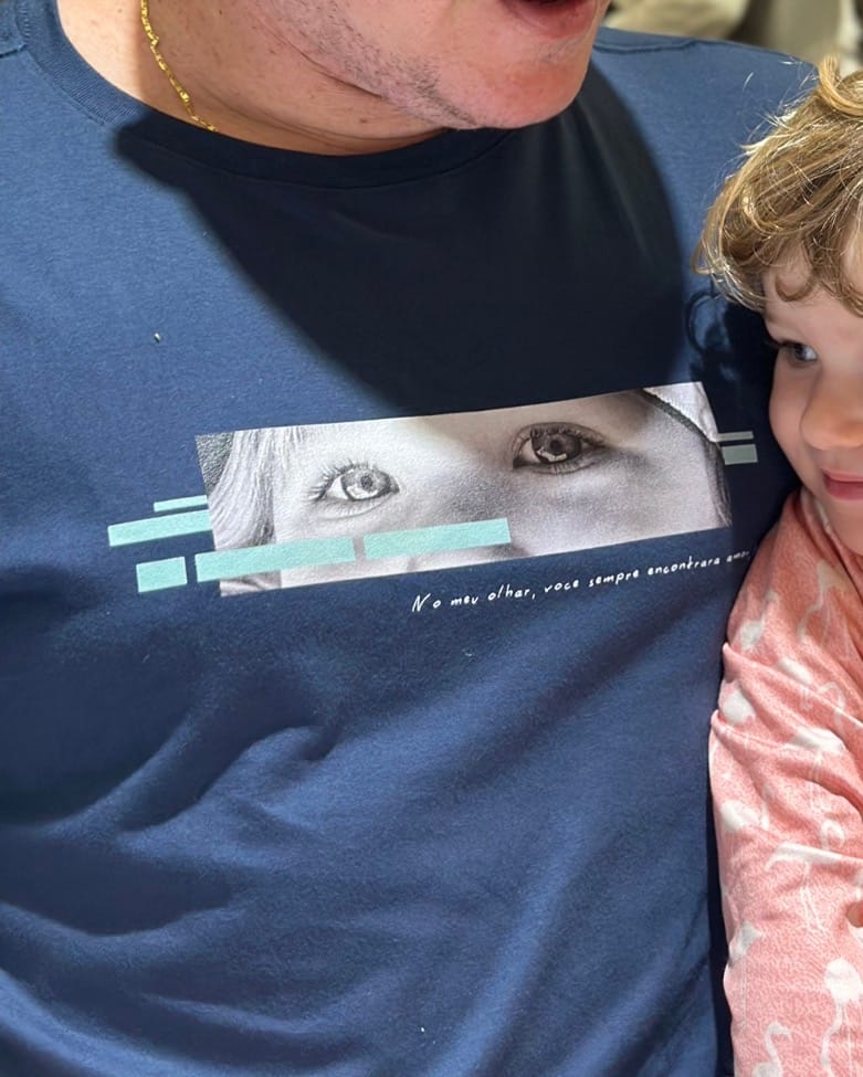 Customer photo review of Camiseta Personalizada OLHARES DOS FILHOS (Até 6) - Algodão 100%