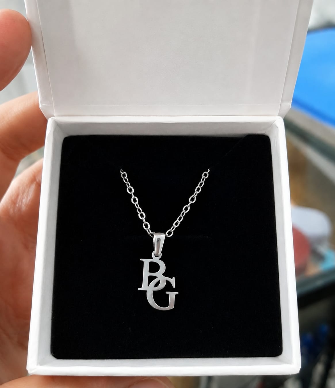 Customer photo review of Personalisiertes Monogramm – Verschlungene Initialen Kette