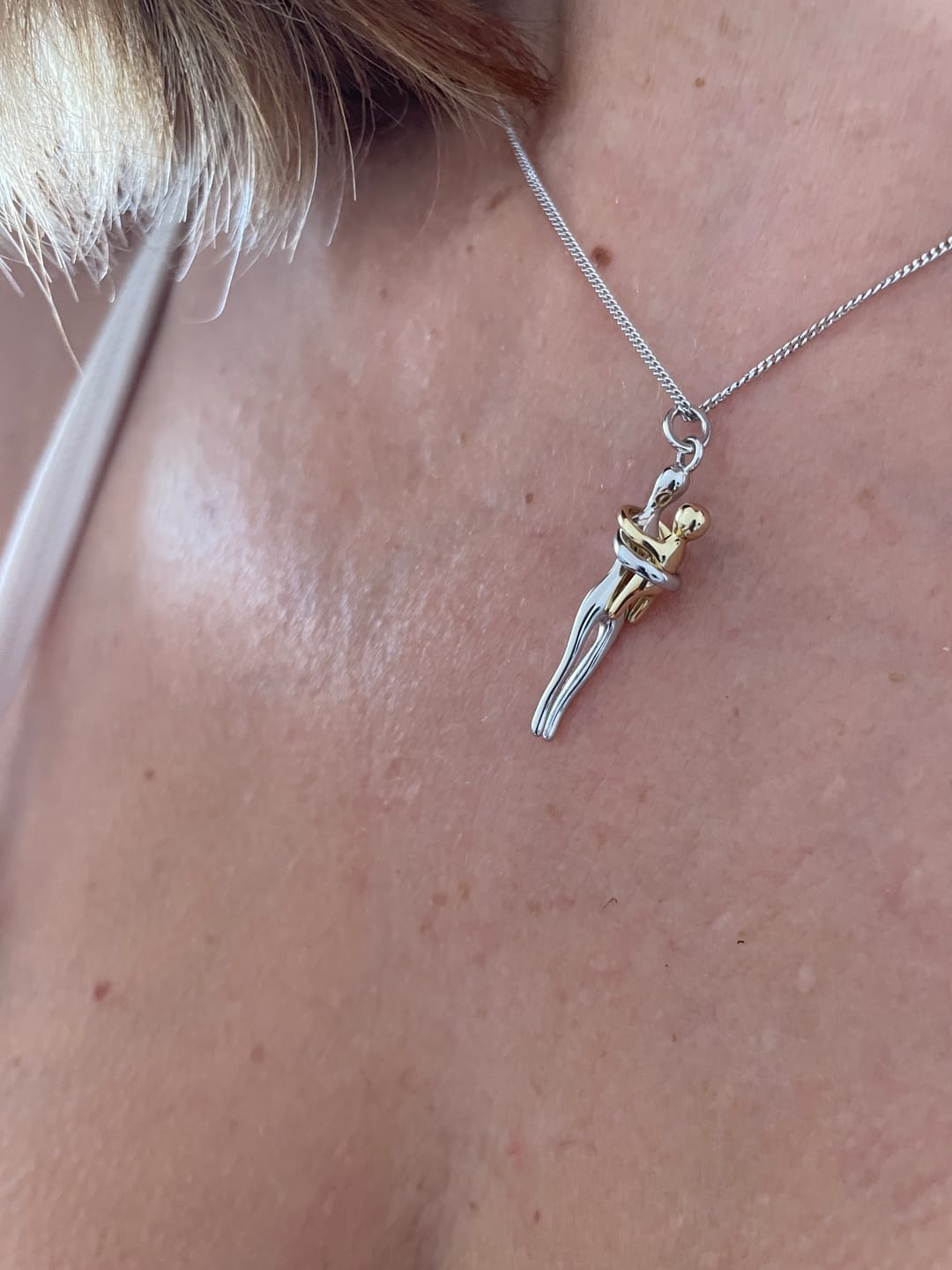 Customer photo review of Colar Abraço de Almas Gêmeas