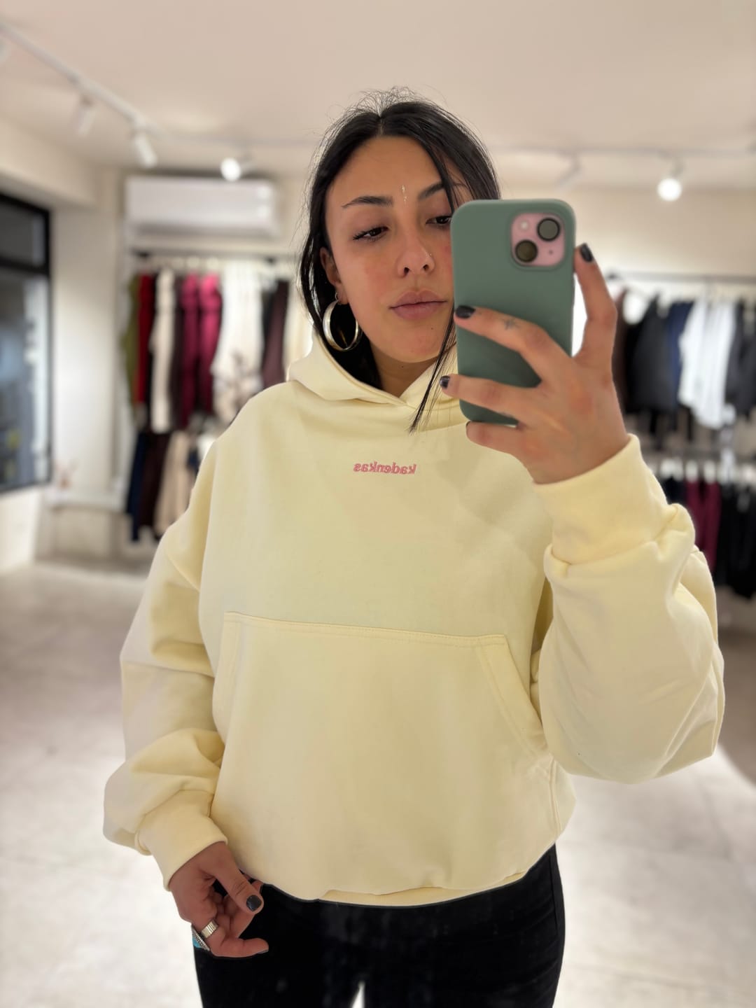 Customer photo review of POLERÓN HOODIE MANTEQUILLA - OVERSIZE CON GORRO LOGO Y ESPALDA BORDADO