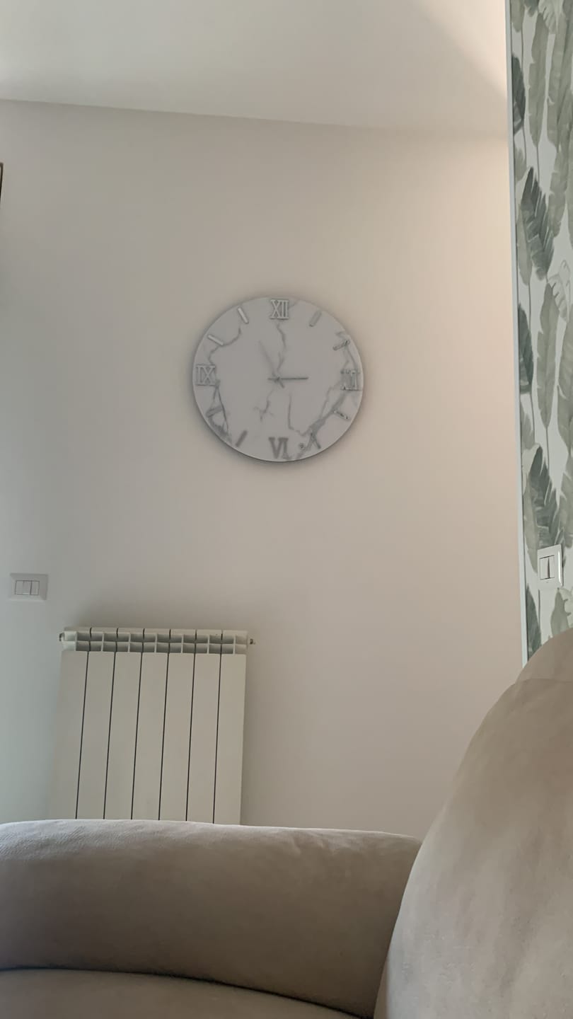 Customer photo review of Orologio da parete effetto marmo Carrara design moderno