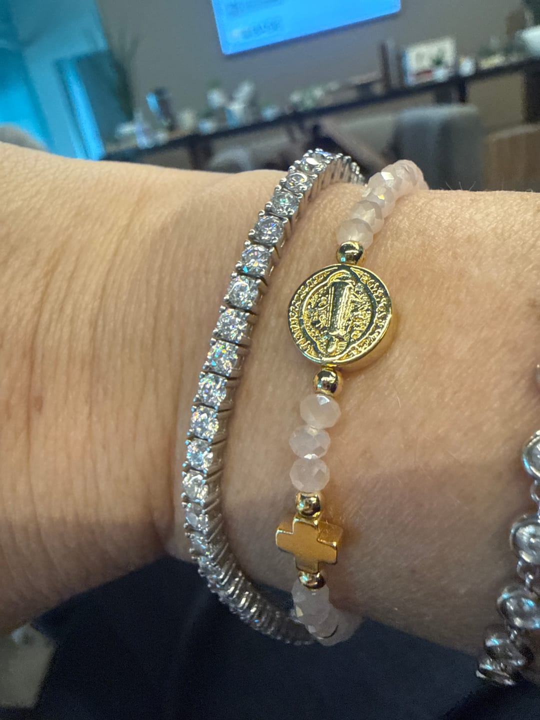 Customer photo review of Pulsera Chaquiras Con San Benito y Mini Cruz