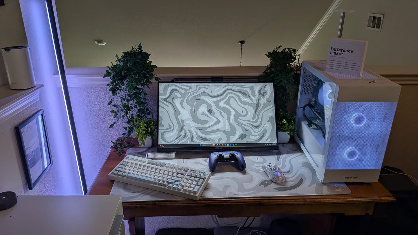 Customer photo review of Liquid White Mousepad
