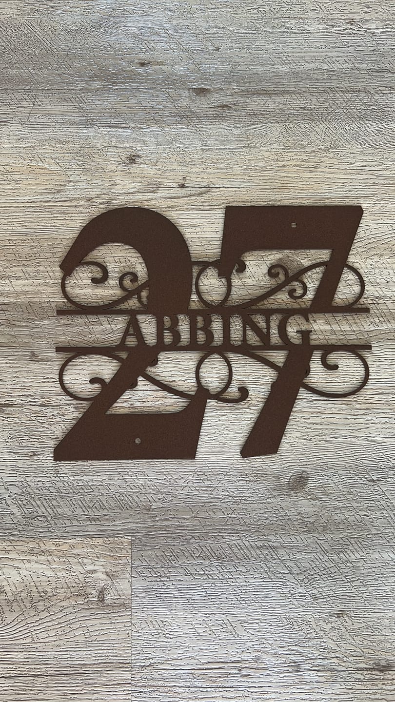 Customer photo review of Hausnummer-Türschild Ornamental Style mit Familiennamen (personalisierbar)