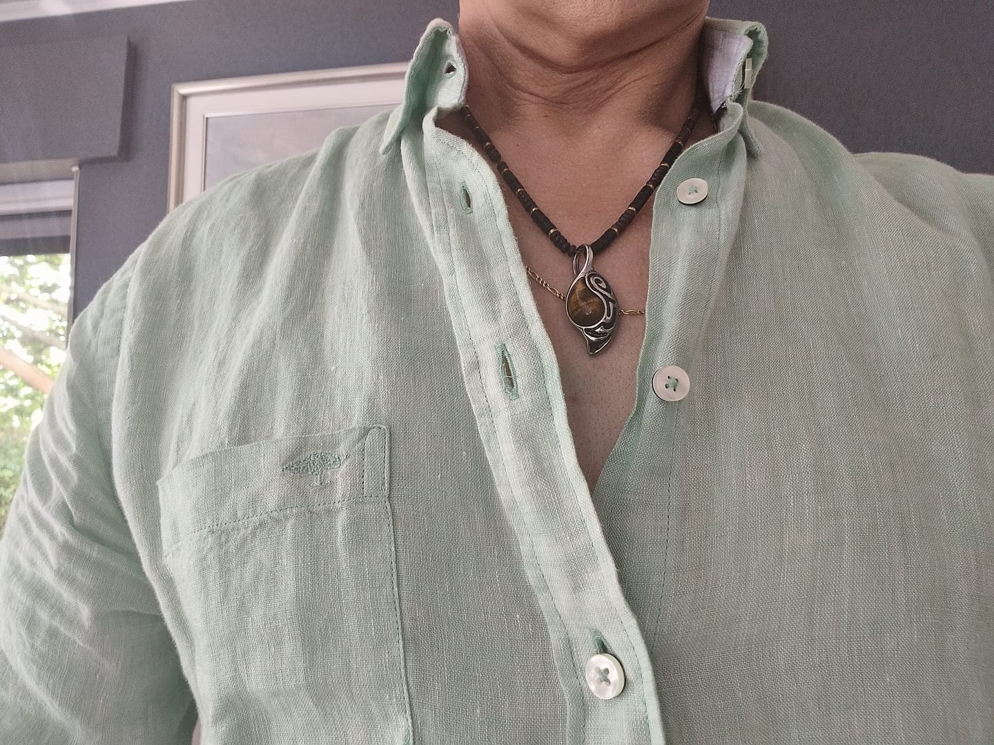 Customer photo review of Pendentif "Bouclier Tribal" en Oeil de Tigre