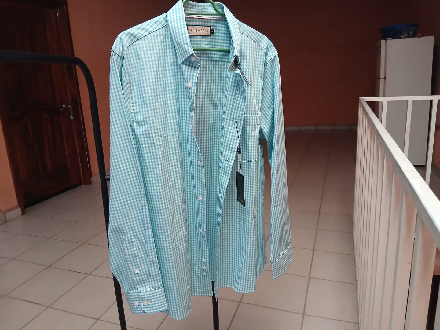 Customer photo review of Camisa Sansabelt Regular Fit Manga Larga Boton Oculto 3810