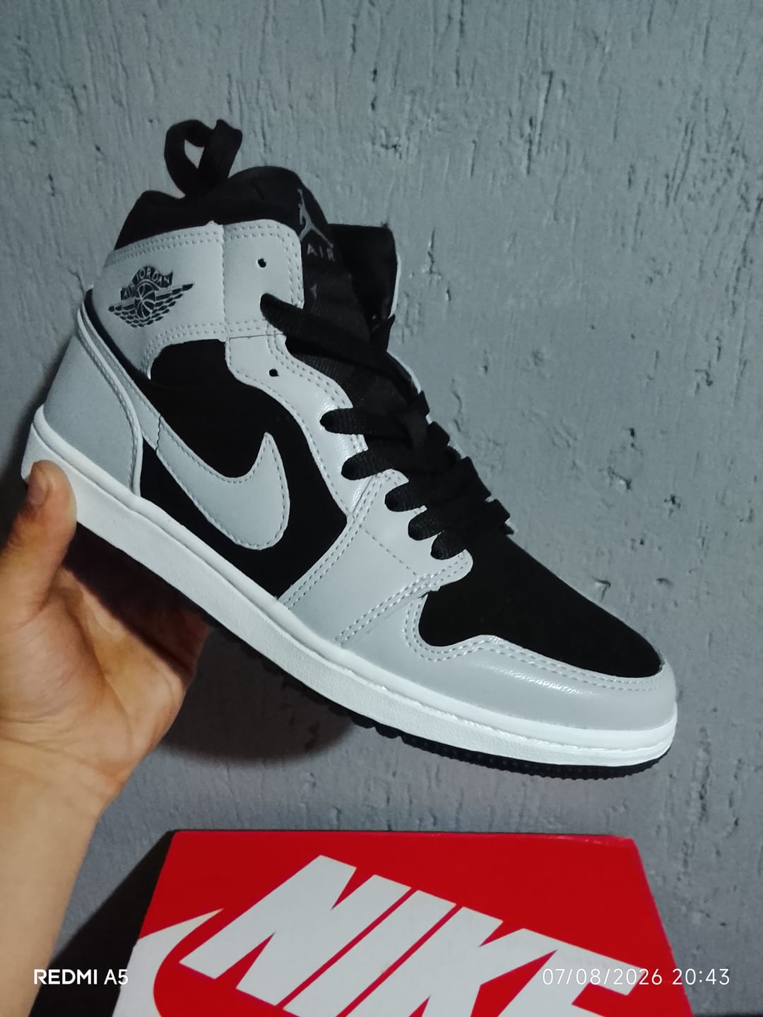 Customer photo review of Tenis Retro 1 Gris Negro