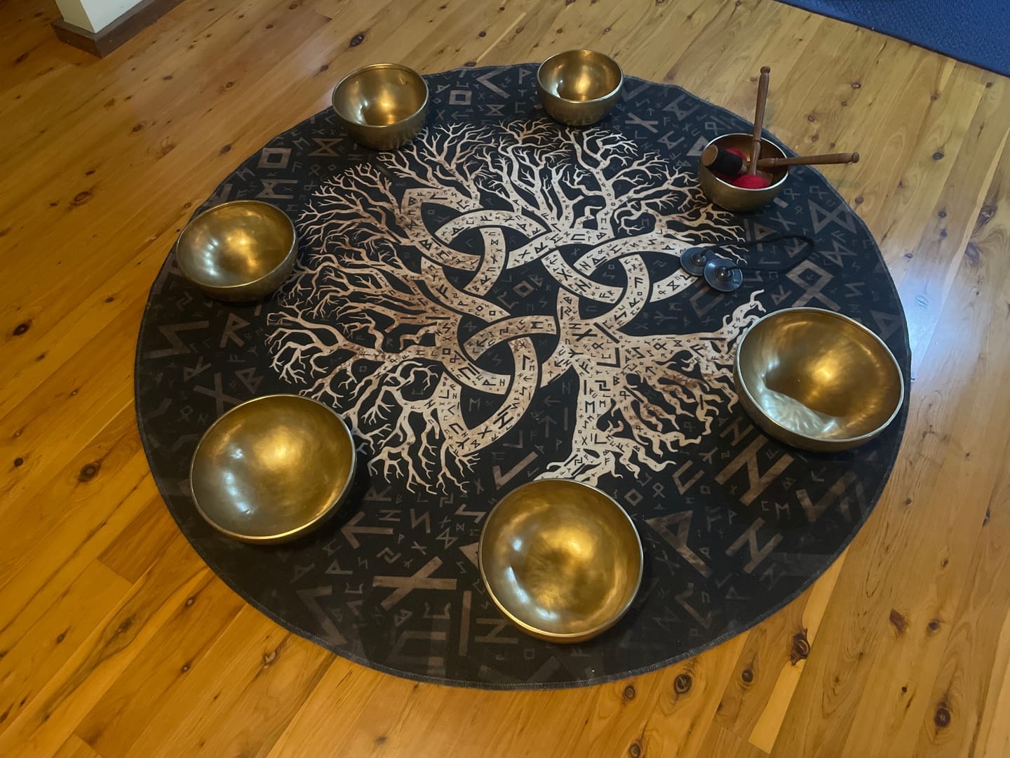 Customer photo review of Himalayas Singing Bowl Chakra Set – Seven Handmade Bowls
