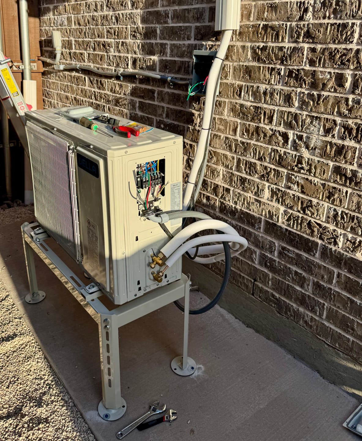 Customer photo review of DELLA Serena Series 18000 BTU 22 SEER2 Mini-Split Heat Pump AC - Up to 1000 Sq.Ft.