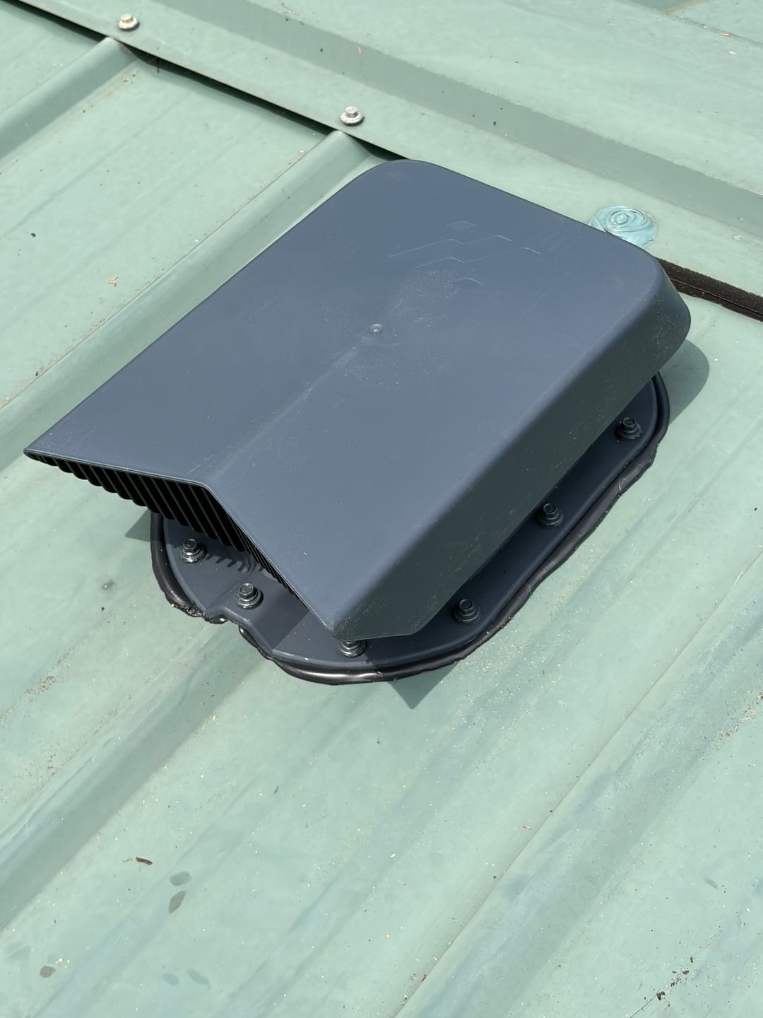 Customer photo review of Attic vent Ivent FLOW – Metal ¾ Rib Profile Installation