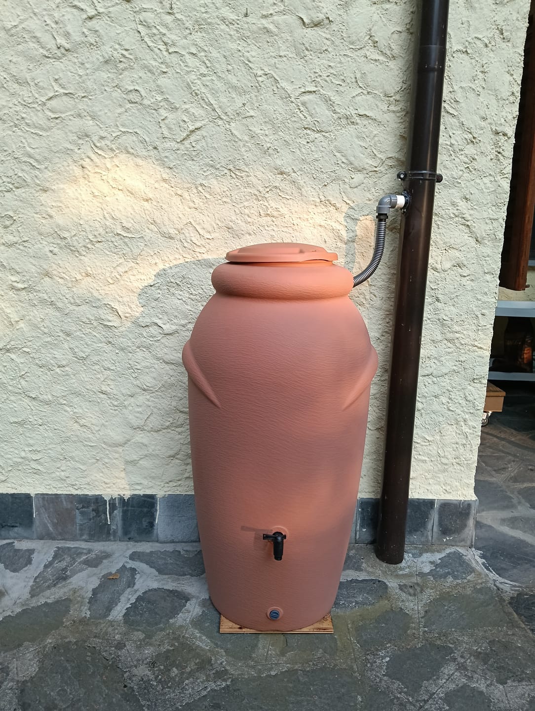 Customer photo review of Regentonne Amphore – 210, 360 oder 440 Liter für nachhaltige Gartenbewässerung