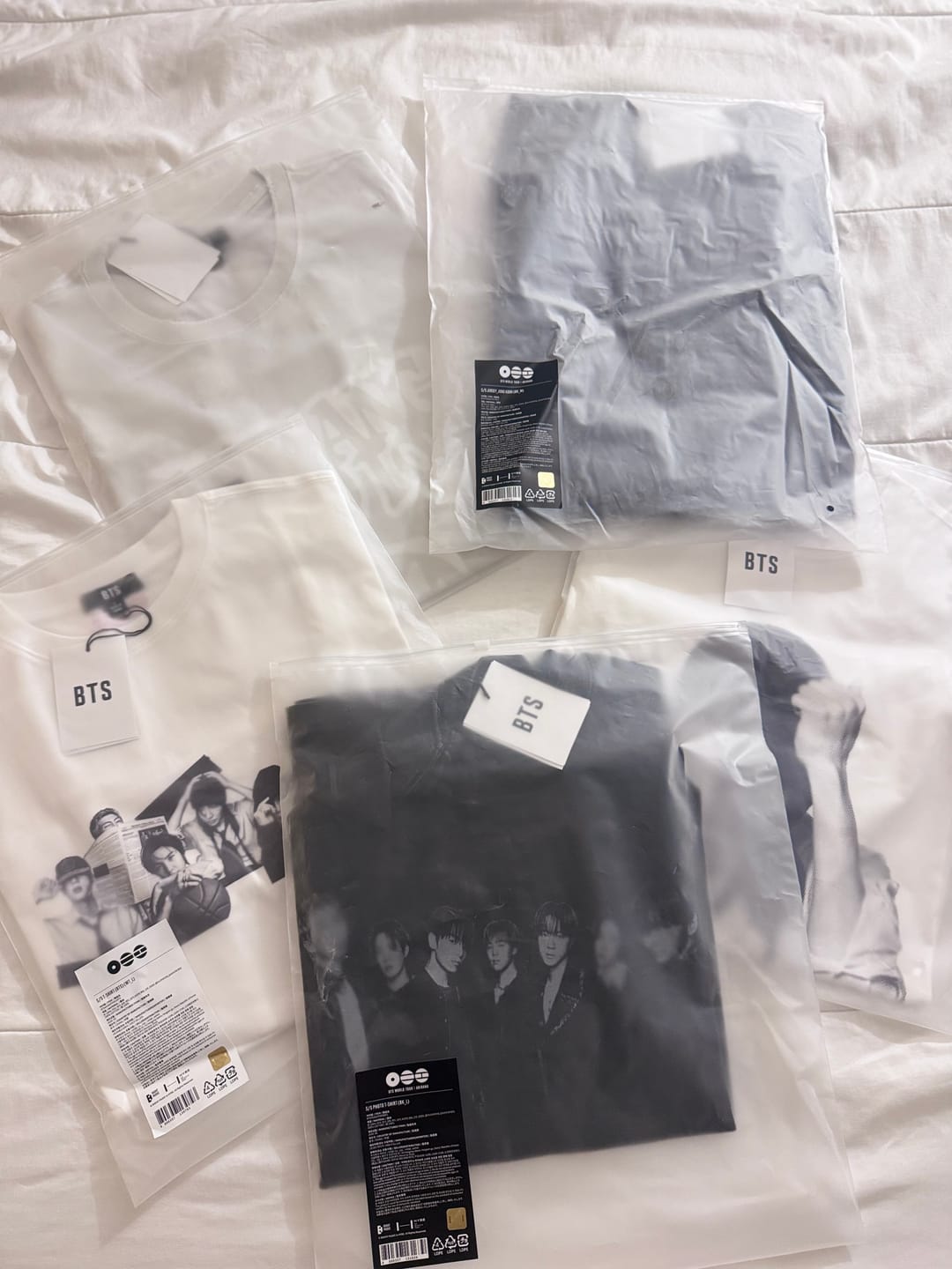Customer photo review of [2ND PRE-ORDER] BTS - ARIRANG WORLD TOUR OFFICIAL MD S/S PHOTO T-SHIRT (BLACK)