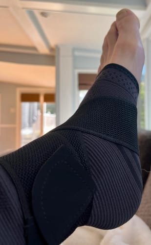 Nadine trägt die schwarze ActiveGuard Bandage