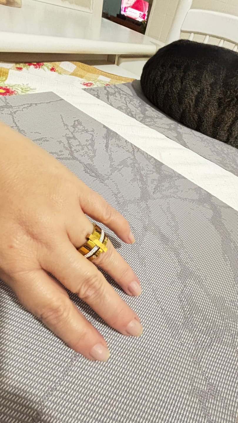 Customer photo review of Anel Aro Triplo Algarismo Romano Banhado em Ouro 18K