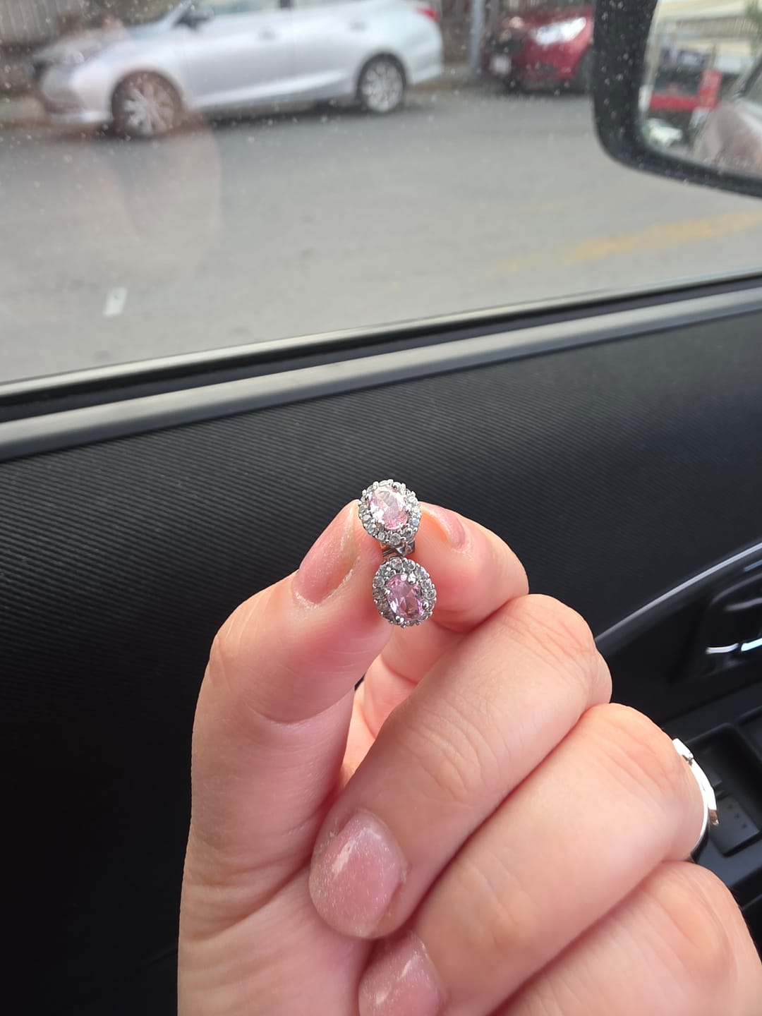 Customer photo review of Par Arete Ovalado Birthstone Plateado