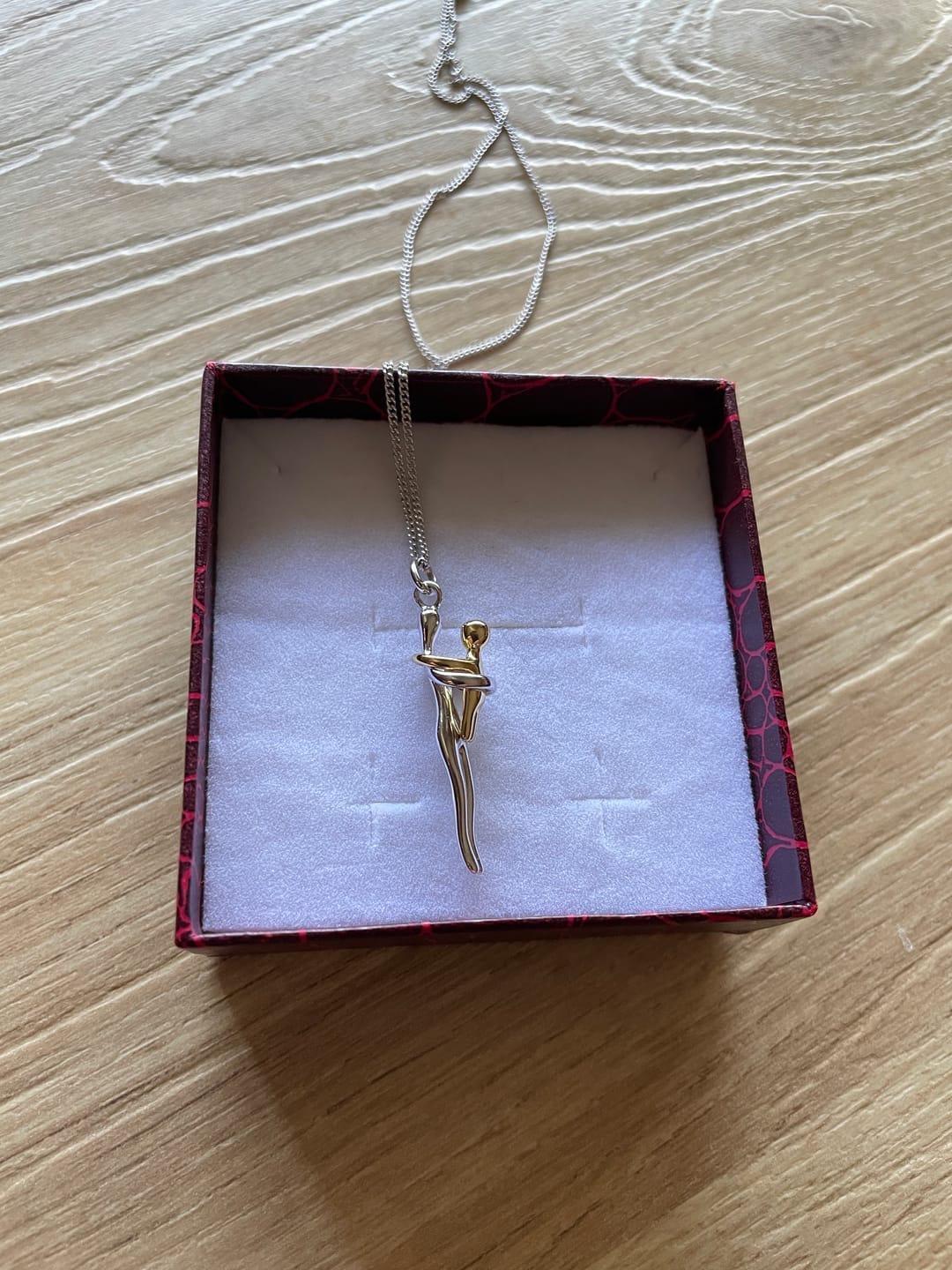 Customer photo review of Colar Abraço de Almas Gêmeas