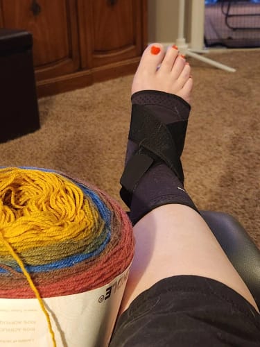 Julia trägt die schwarze ActiveGuard Bandage