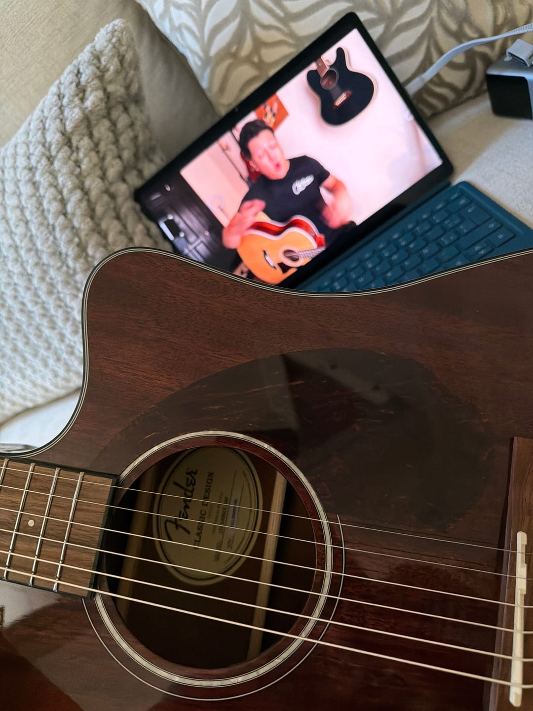 Customer photo review of Curso de guitarra para aprender desde cero