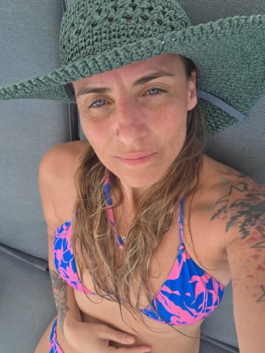Customer's green Sombrero Redondo Paradiso worn outdoors, showing a comfortable and relaxed style.