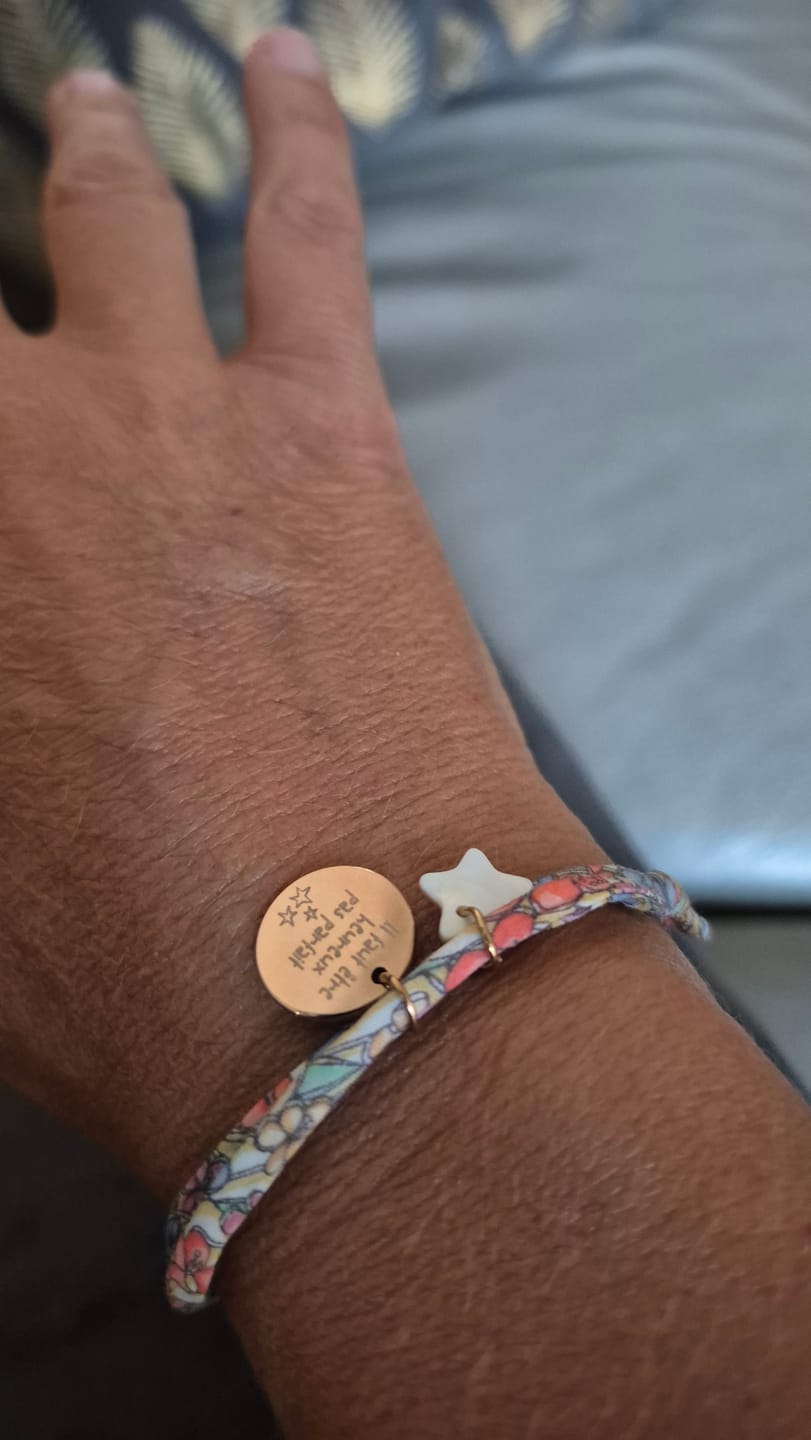 Customer photo review of Bracelet liberty personnalisé médaille gravée breloque nacre