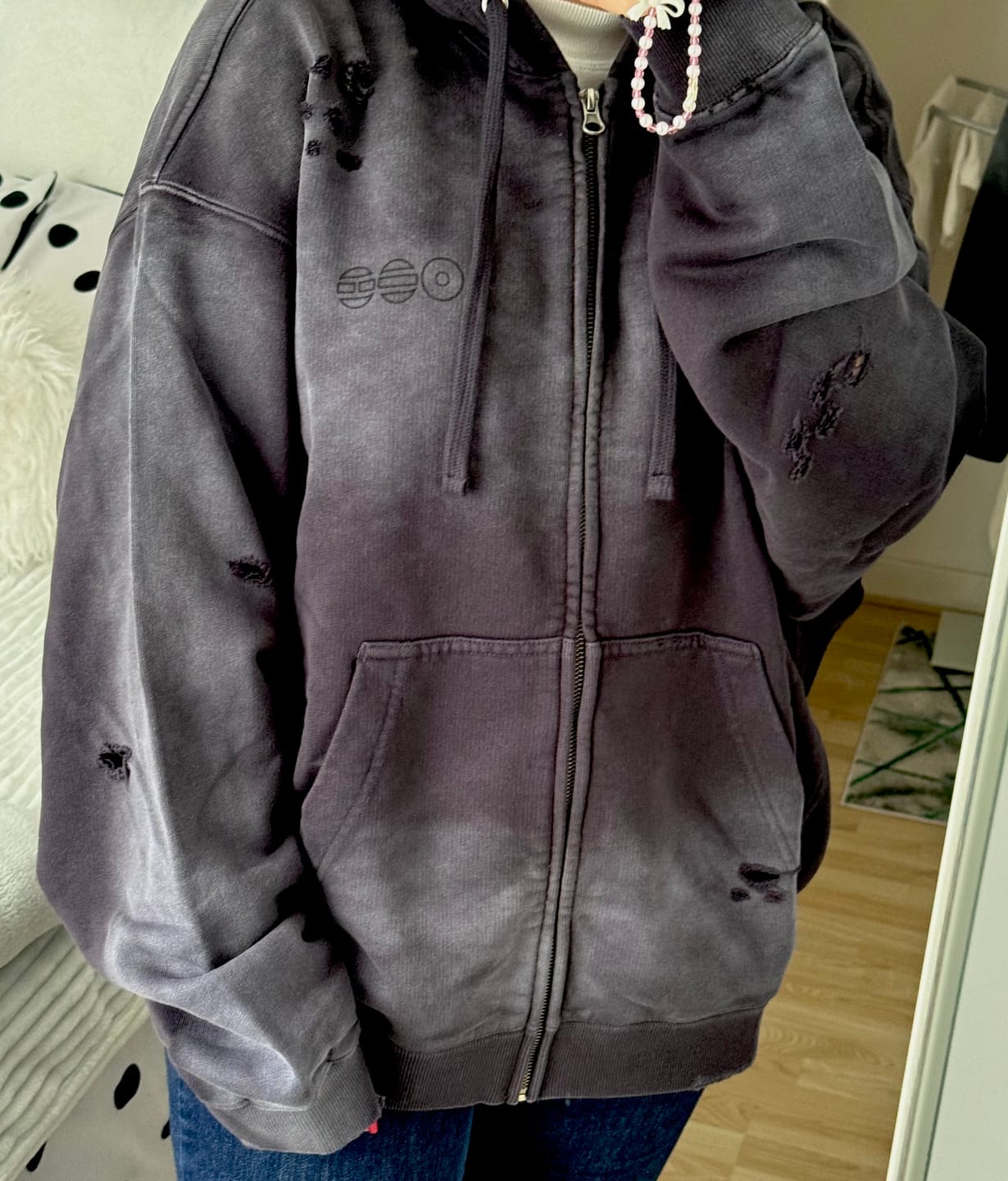 Customer photo review of BTS Pop-Up: ARIRANG World Tour- Zip-Up Hoodie (CHARCOAL)