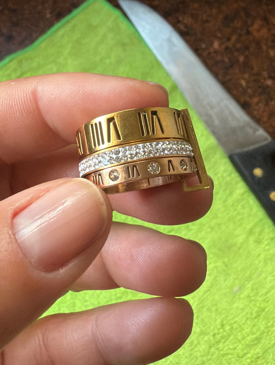 Customer photo review of Anel Aro Triplo Algarismo Romano Banhado em Ouro 18K