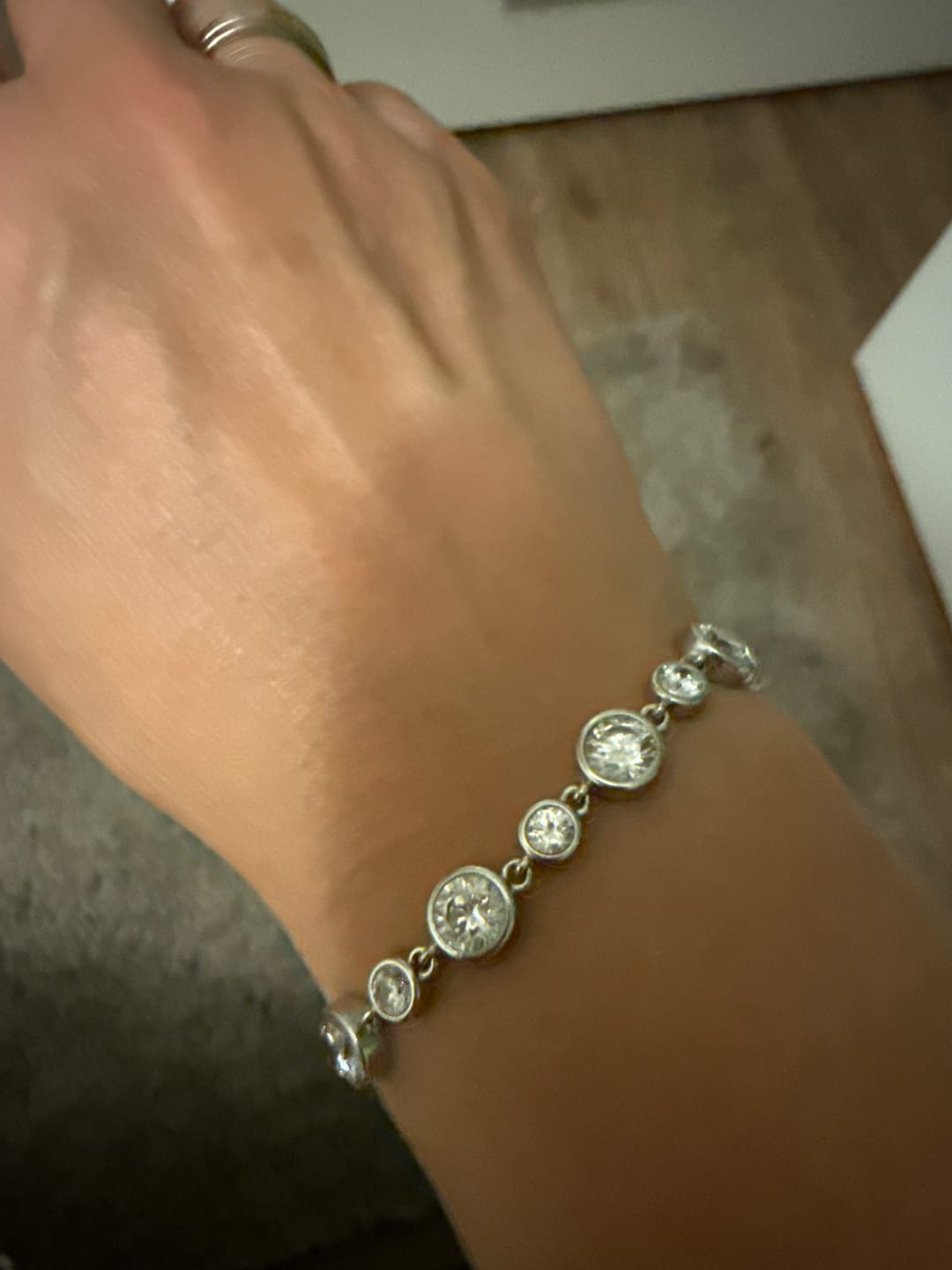 Customer photo review of »Ich bin eine Königin« Blockadenlöser-Armband weißvergoldet mit Steinbesatz und abgebrochenem Stern