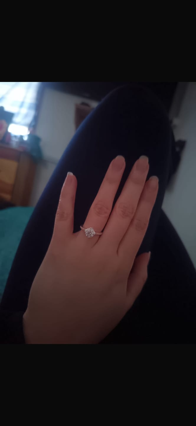 Customer photo review of Anillo Solitario Moissanita y Circones