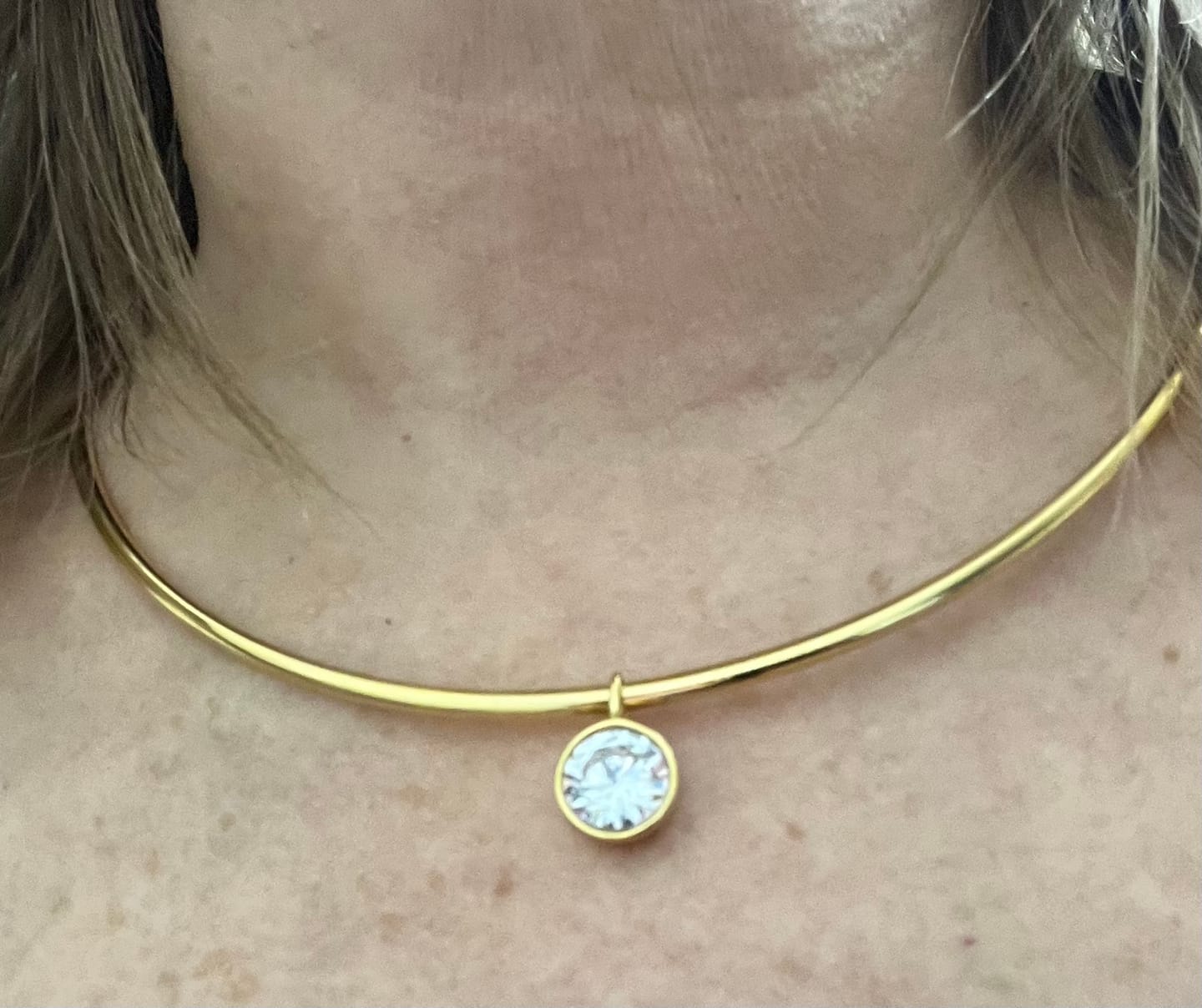 Customer photo review of Choker Rigido Dije Zirconia Redonda