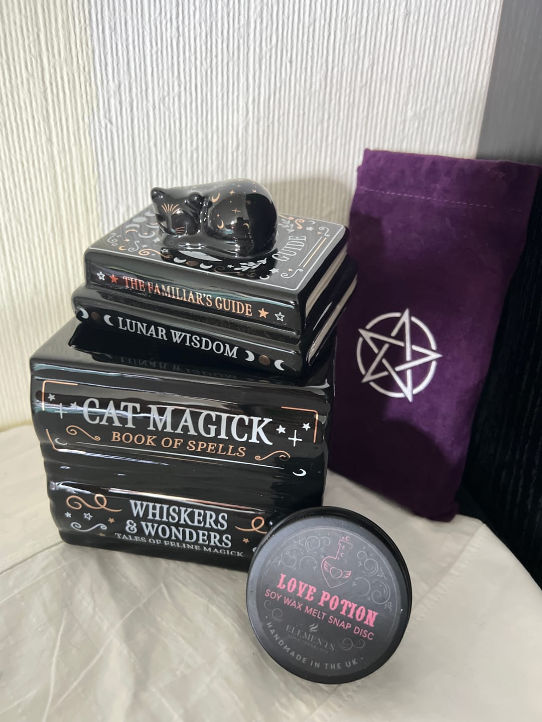 Customer photo review of Schwarze Katze Duftlampe Bücherstapel – Witchy Öl & Wax Wärmer