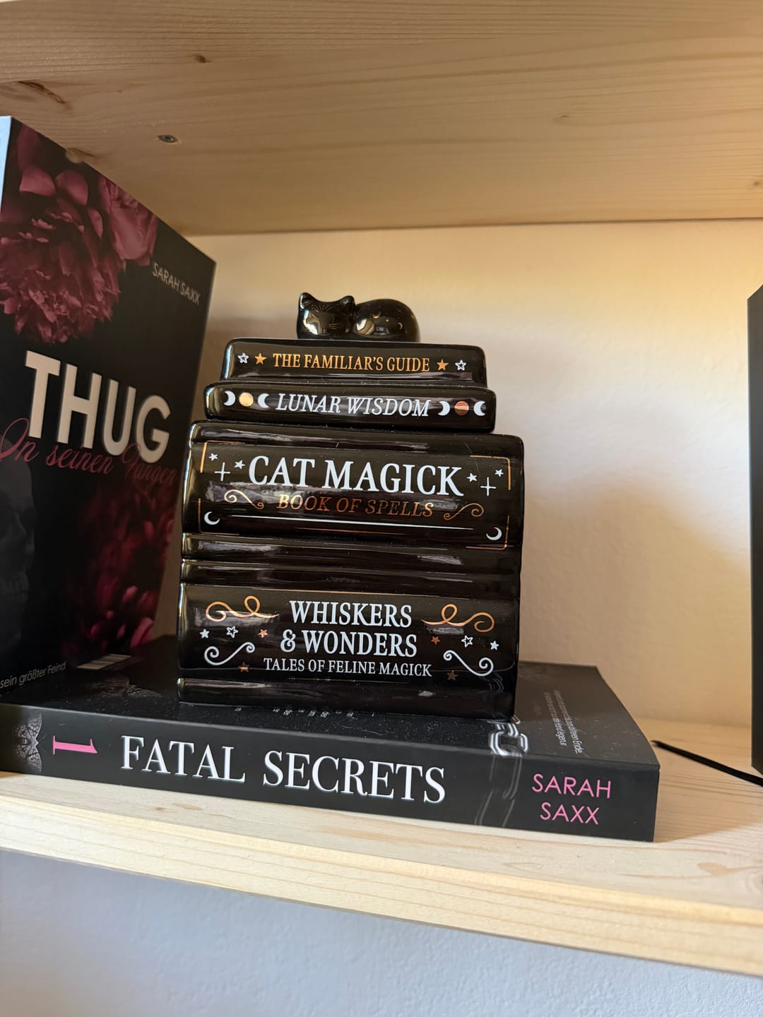 Customer photo review of Schwarze Katze Duftlampe Bücherstapel – Witchy Öl & Wax Wärmer