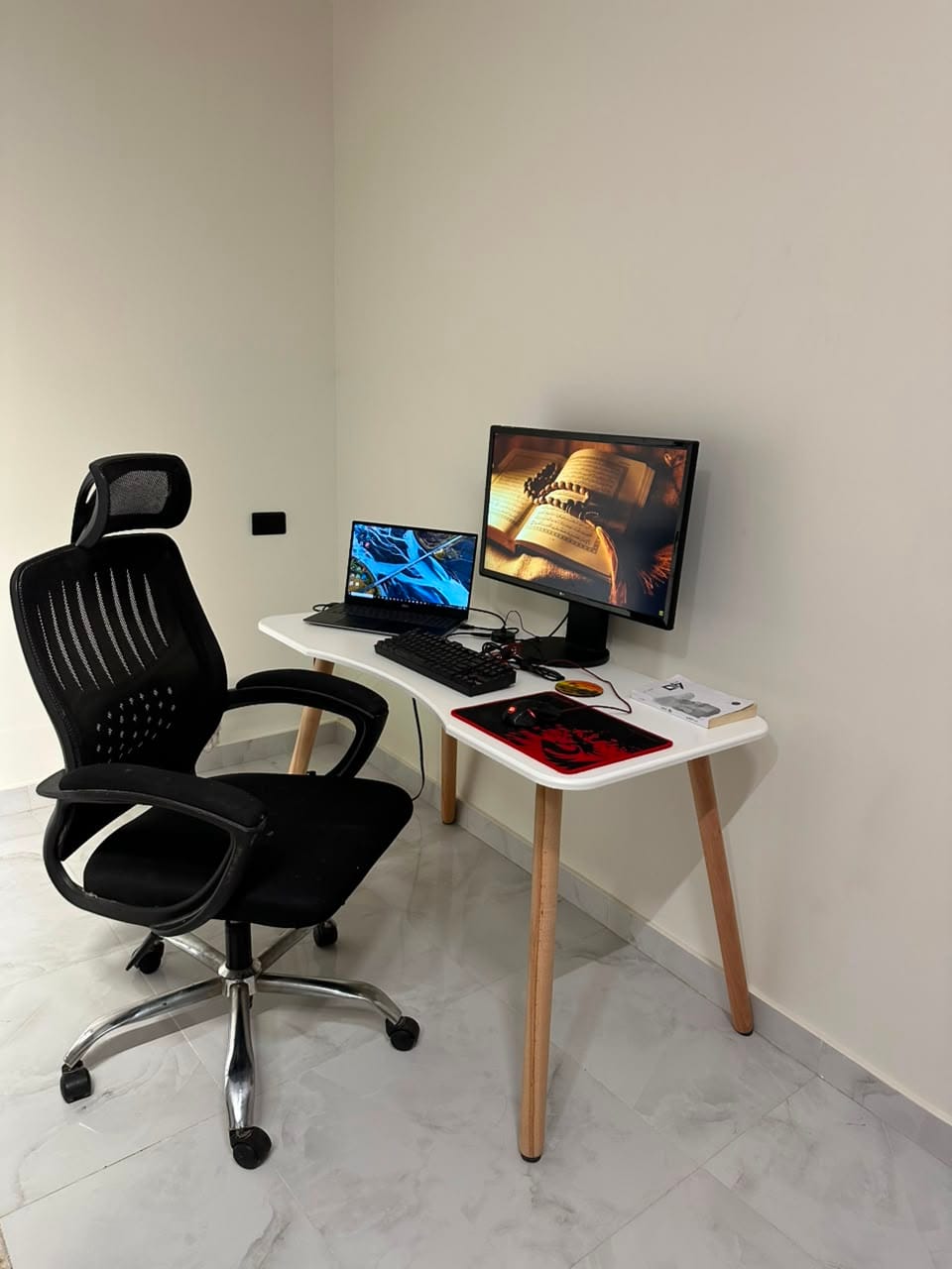 Customer photo review of Desk - Multiple Sizes - SHAM76