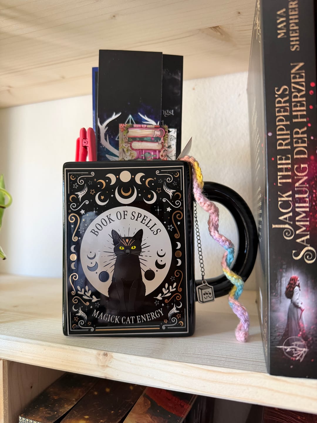Customer photo review of Schwarze Katze Tasse Buchform – Witchy Buchtasse für Katzenliebhaber