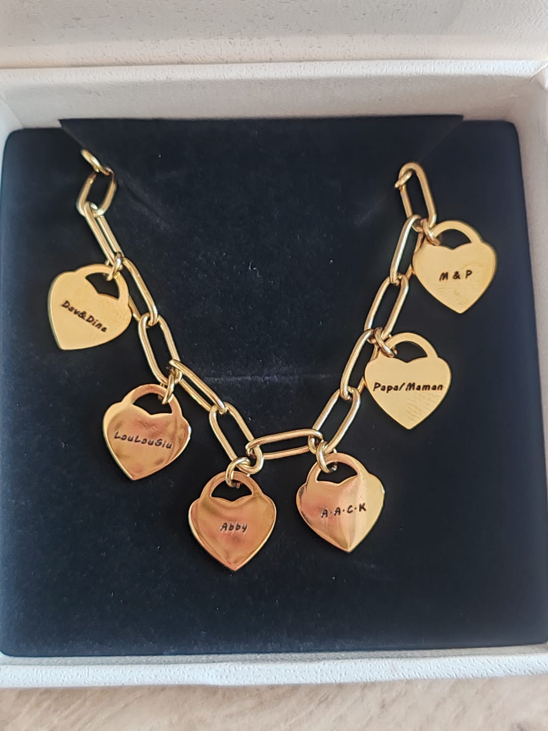 Customer photo review of Bracelet avec pendentifs cœur personnalisés