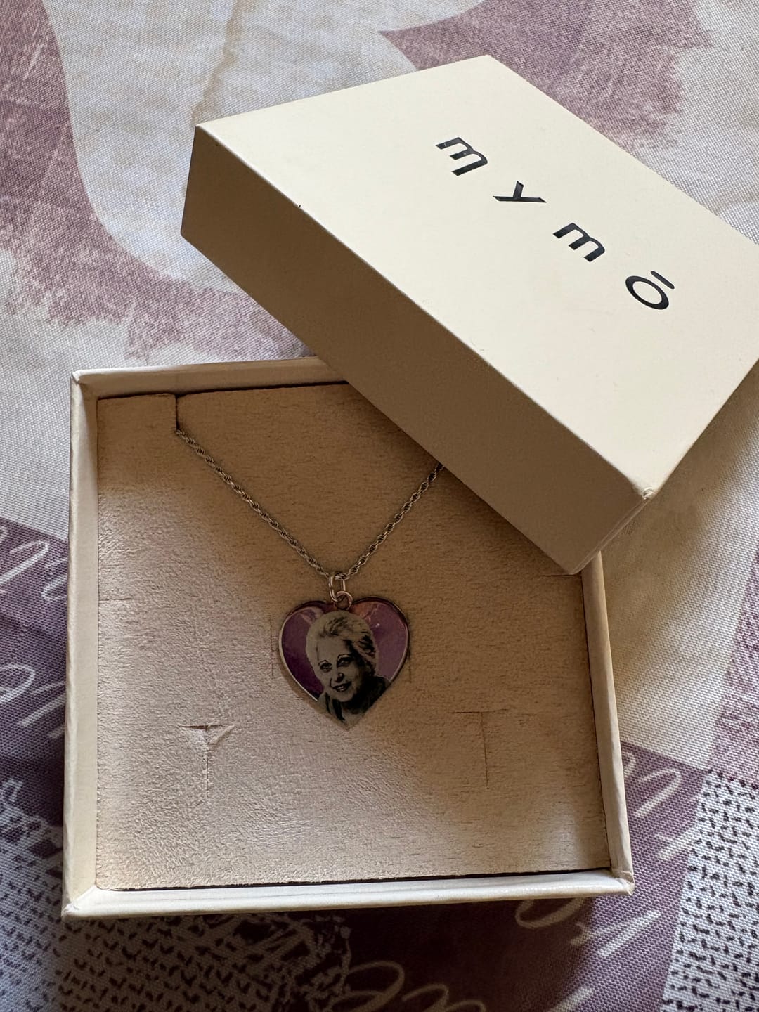 Customer photo review of Collana Foto Incisa Personalizzata Cuore Maglia Corda