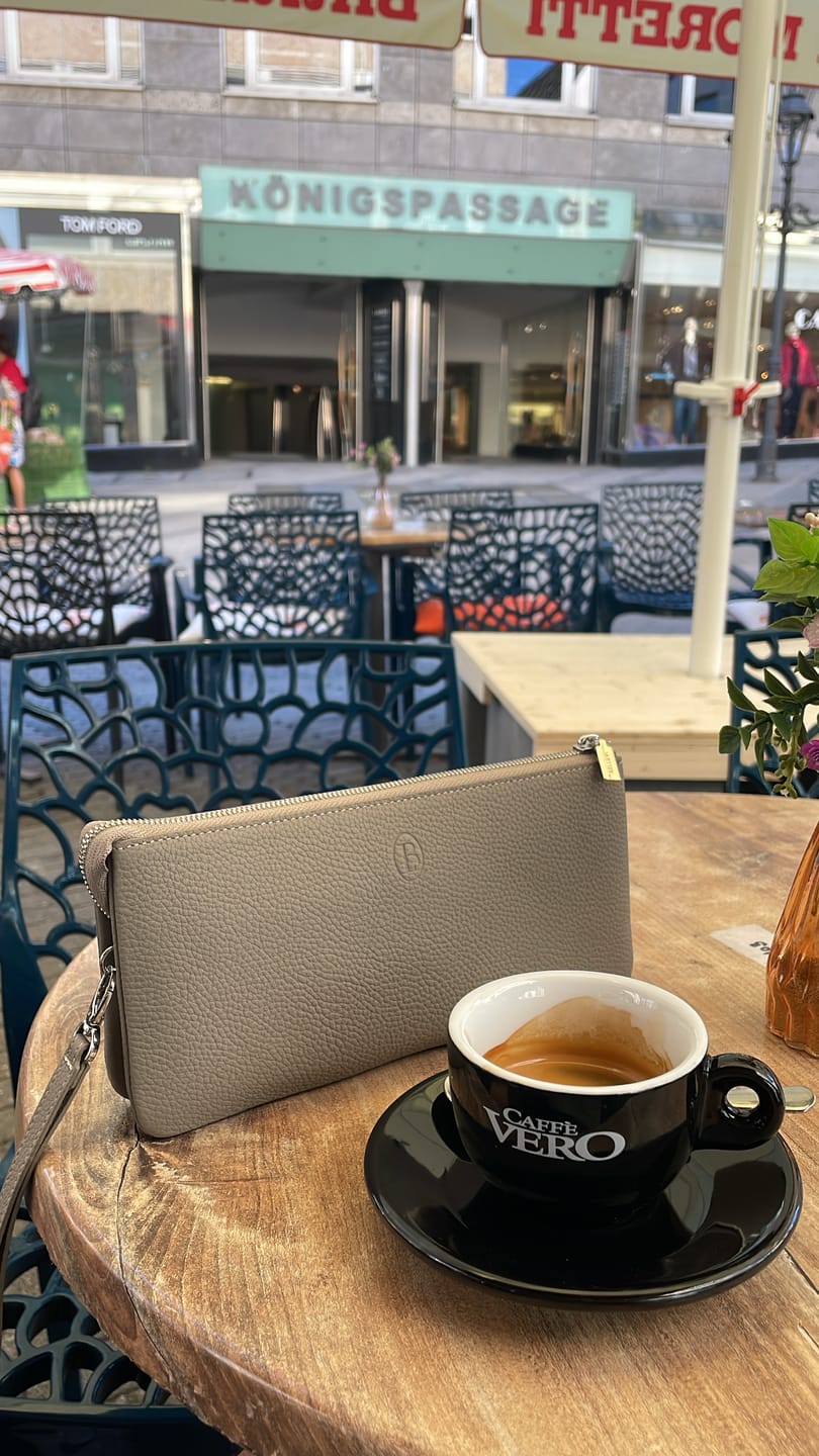 Customer photo review of Belluvi Duo Pouch