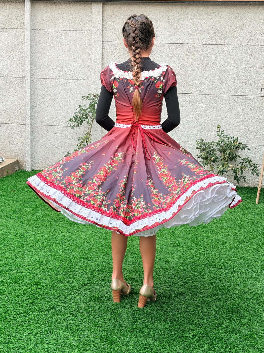 Customer photo review of Vestido de china huasa Fantasia , degrade rojo escote macrame 3d blanco