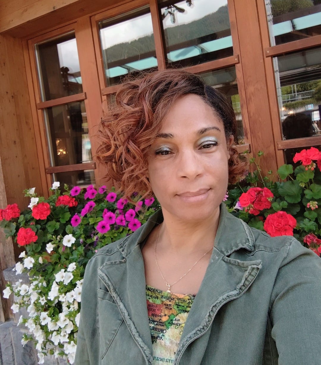 Customer photo review of Nutique BFF Glueless HD Lace Front Wig - DARIEL