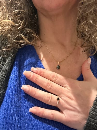 Customer photo review of Obsidian Necklace - Gold Plating