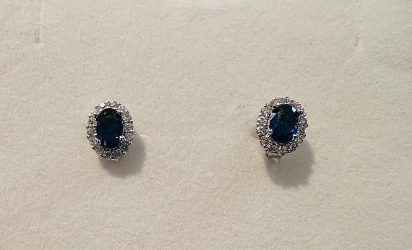 Customer photo review of Par Arete Ovalado Birthstone Plateado