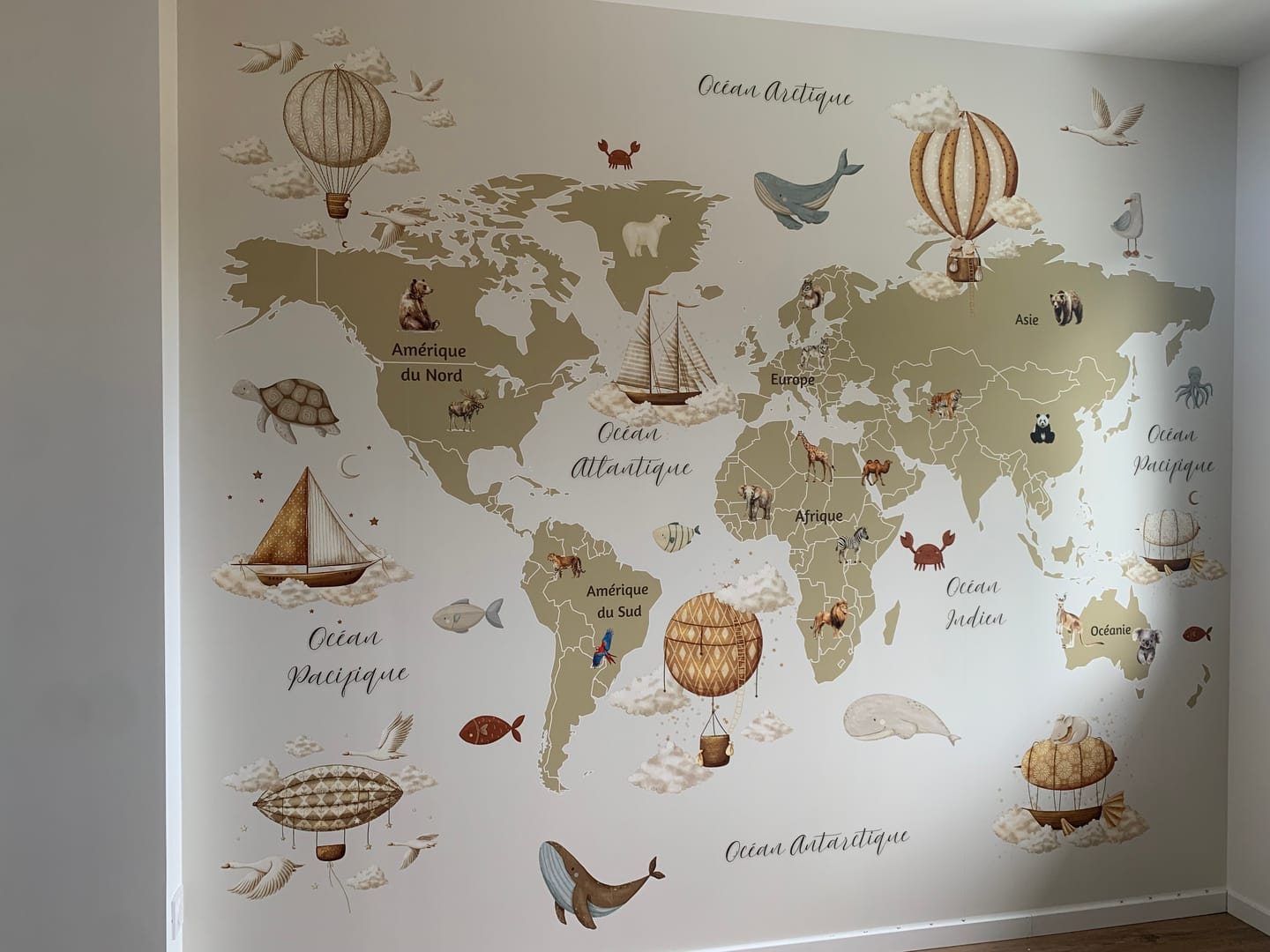 Customer photo review of Papier Peint Carte du Monde  Animaux et Continents en Français